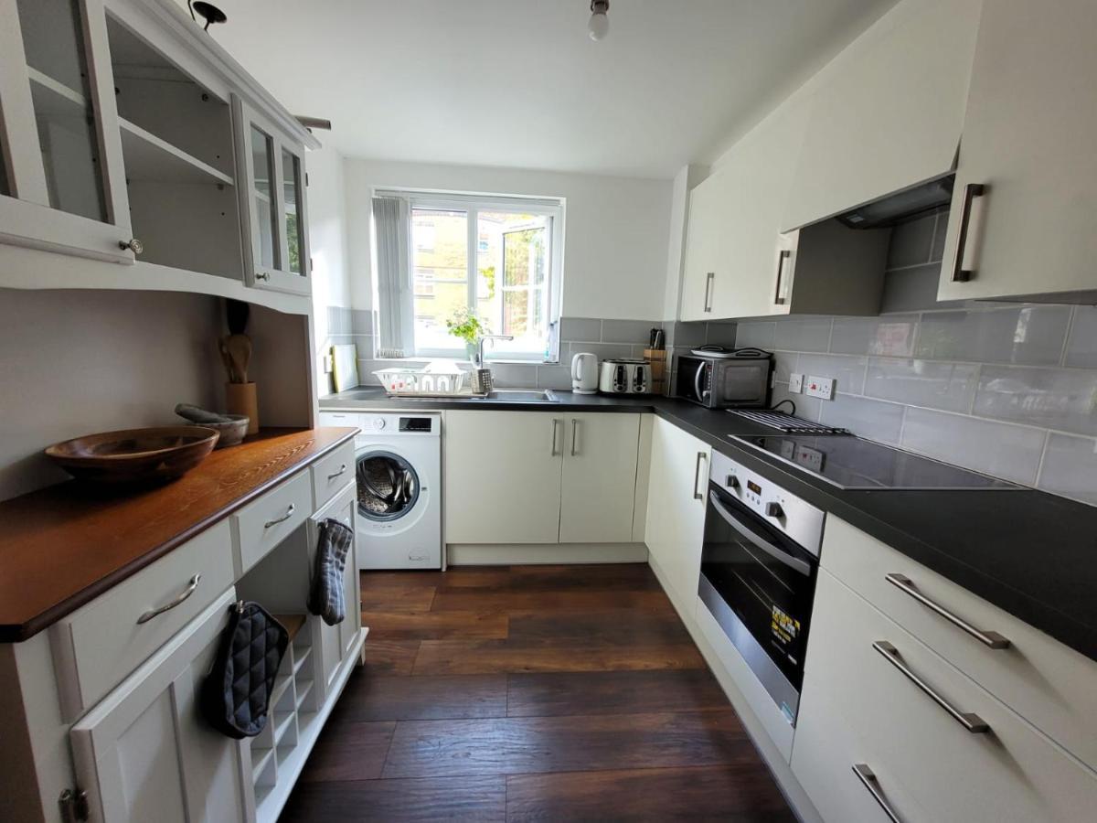 Comfortable Two Bedroom Modern Apartment Londra Exterior foto