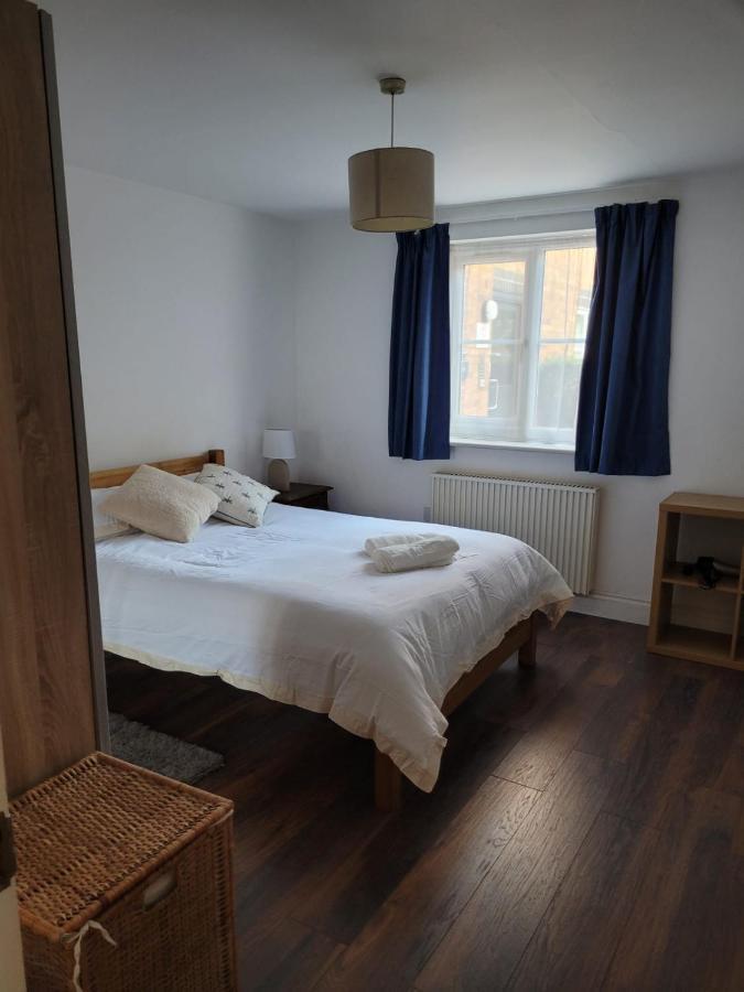 Comfortable Two Bedroom Modern Apartment Londra Exterior foto